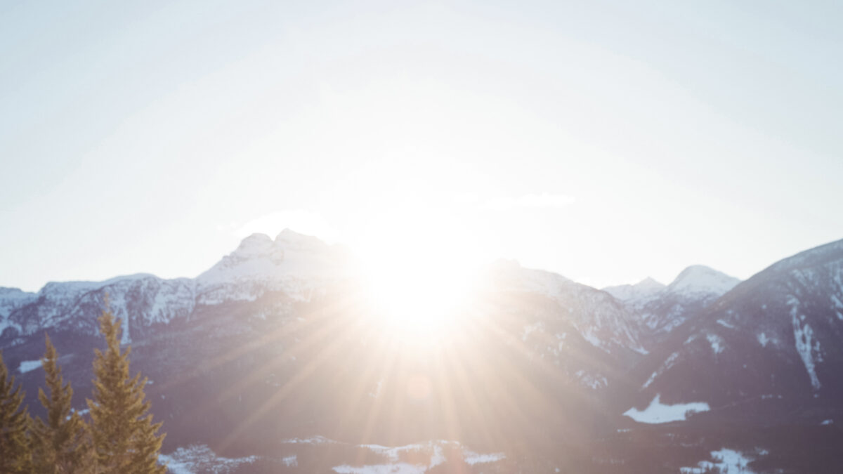 Sonnenaufgang über schneebedeckten Bergen.