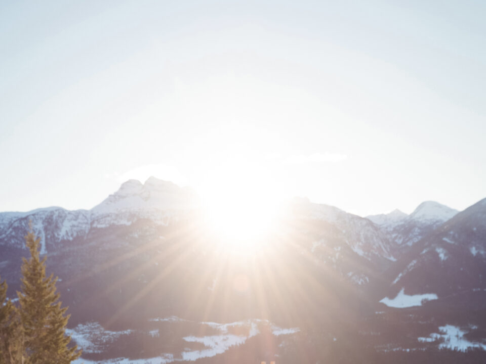 Sonnenaufgang über schneebedeckten Bergen.