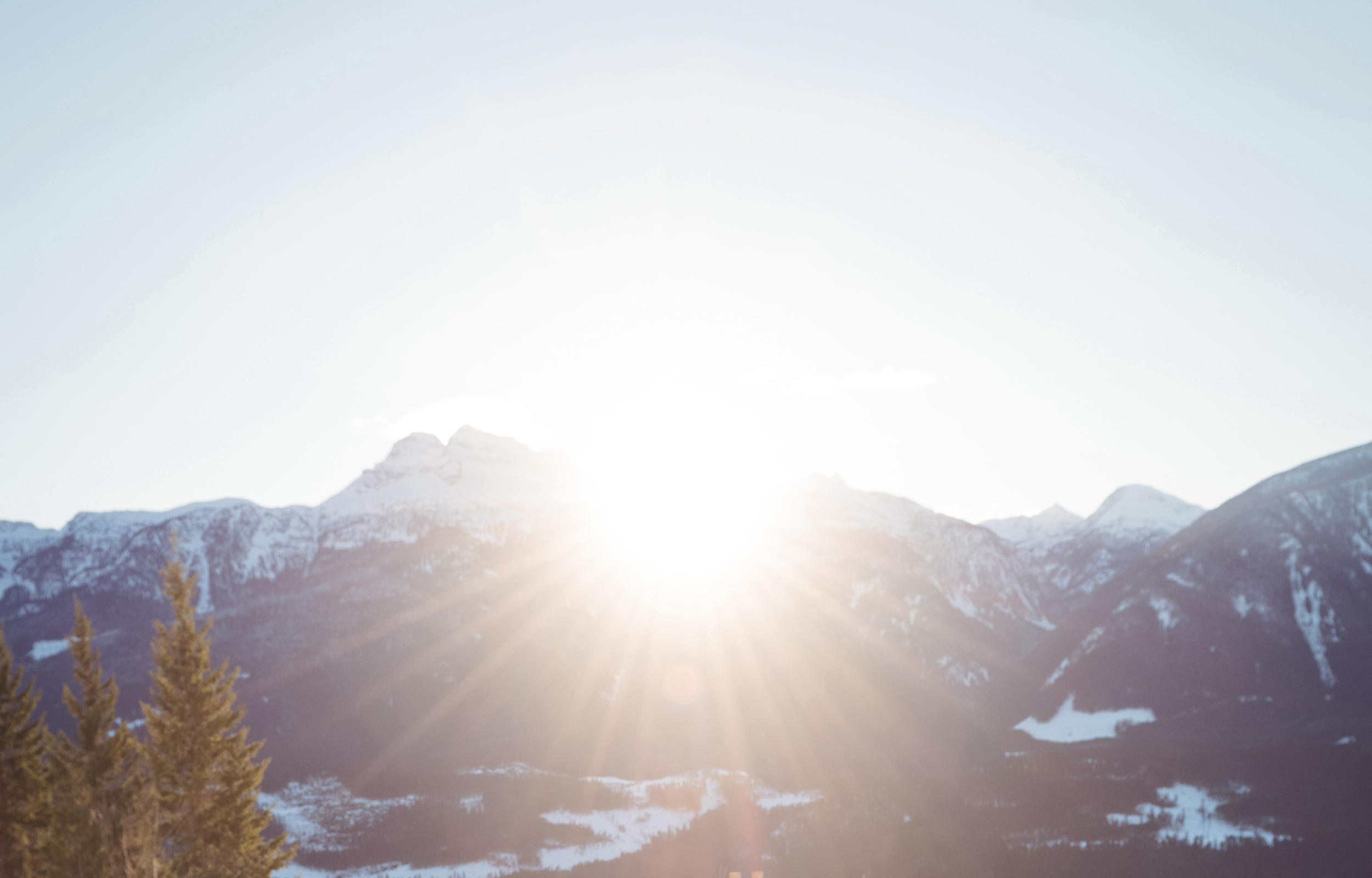 Sonnenaufgang über schneebedeckten Bergen.